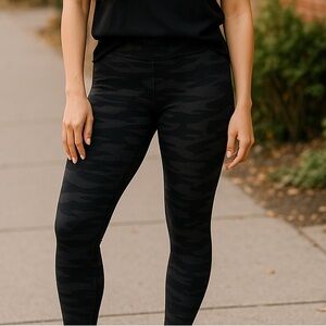 Athleta Elation 7/8 Tight Black Camo Print Leggings‎ M Yoga High Rise Gorpcore